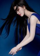 妈妈一边洗衣服一边拖地